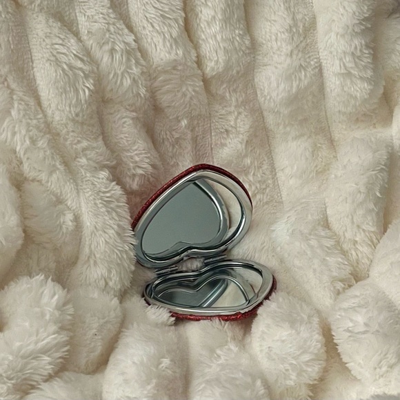 NEW Coach Wine Multi Glitter Heart Shaped Compact Mirror - Picture 15 of 16